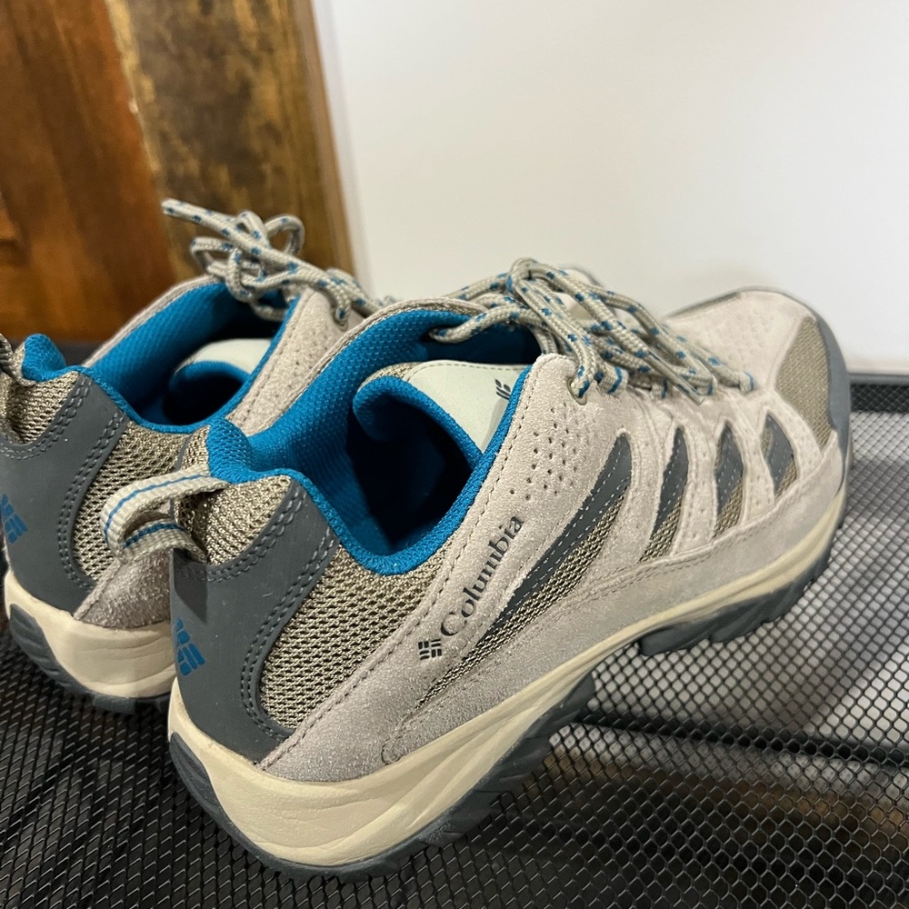 Women’s Columbia Hiking Sneakers - Picture 3 of 8
